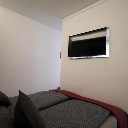 Modern Studio A Belvaros Koezepen Parkoloval- Kata Studioapartman เยอร์ ภายนอก รูปภาพ