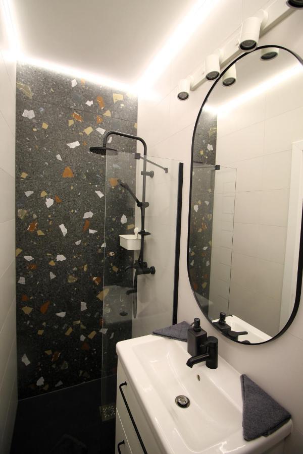Modern Studio A Belvaros Koezepen Parkoloval- Kata Studioapartman เยอร์ ภายนอก รูปภาพ