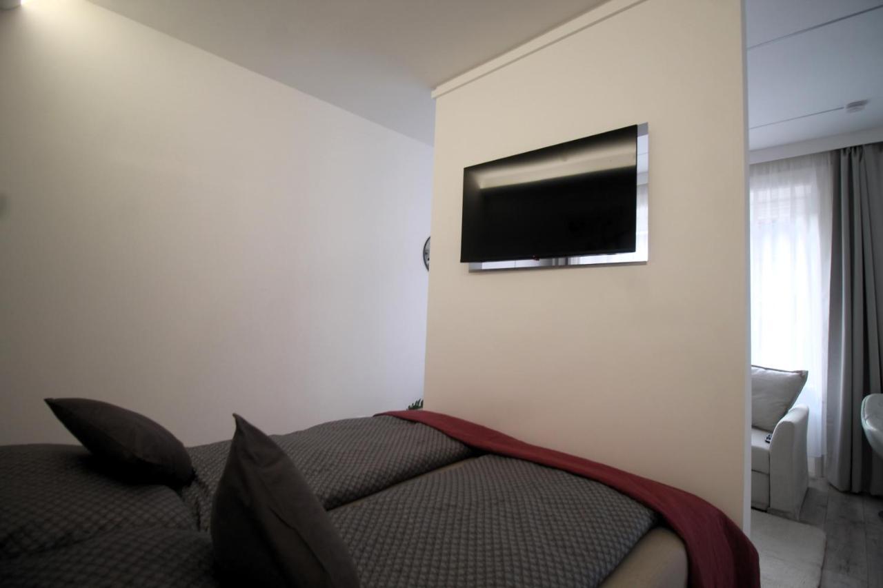 Modern Studio A Belvaros Koezepen Parkoloval- Kata Studioapartman เยอร์ ภายนอก รูปภาพ