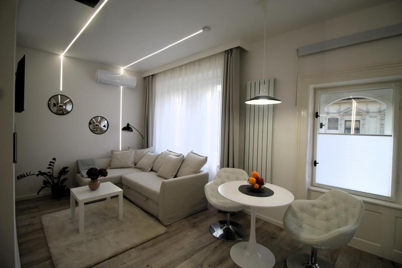 Modern Studio A Belvaros Koezepen Parkoloval- Kata Studioapartman เยอร์ ภายนอก รูปภาพ