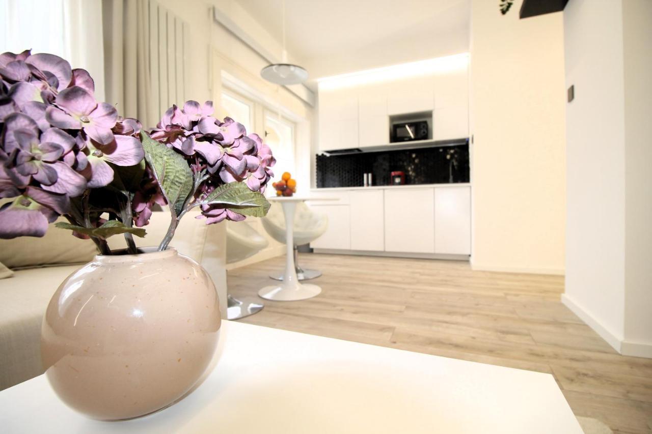 Modern Studio A Belvaros Koezepen Parkoloval- Kata Studioapartman เยอร์ ภายนอก รูปภาพ