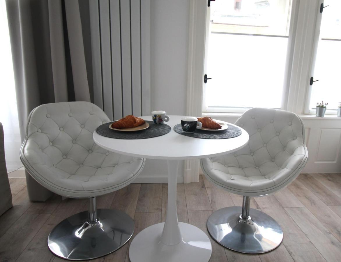Modern Studio A Belvaros Koezepen Parkoloval- Kata Studioapartman เยอร์ ภายนอก รูปภาพ