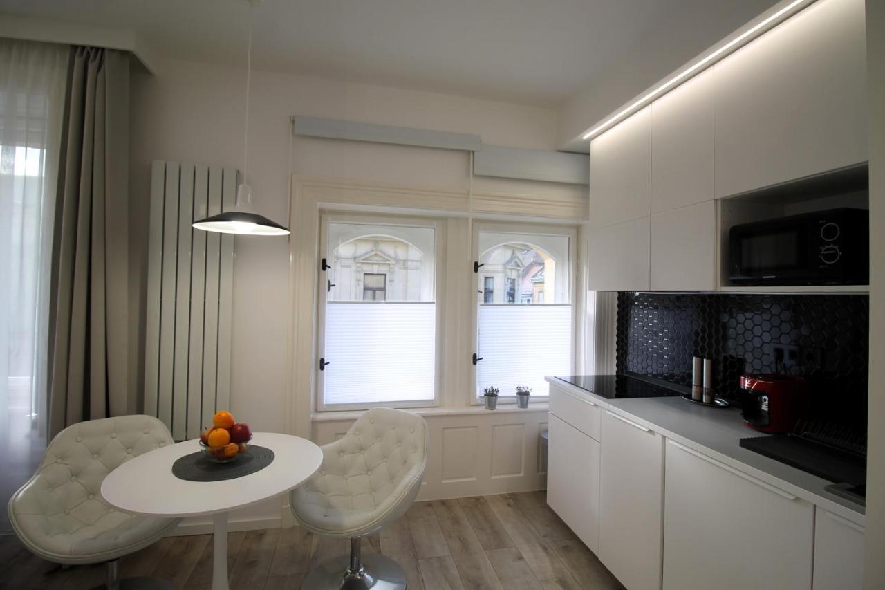 Modern Studio A Belvaros Koezepen Parkoloval- Kata Studioapartman เยอร์ ภายนอก รูปภาพ