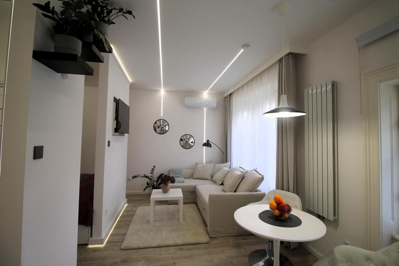 Modern Studio A Belvaros Koezepen Parkoloval- Kata Studioapartman เยอร์ ภายนอก รูปภาพ